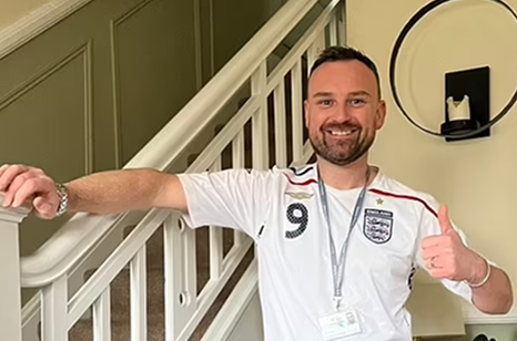 Headteacher breaks down in tears after ex-pupil from 20 years ago sends him a message